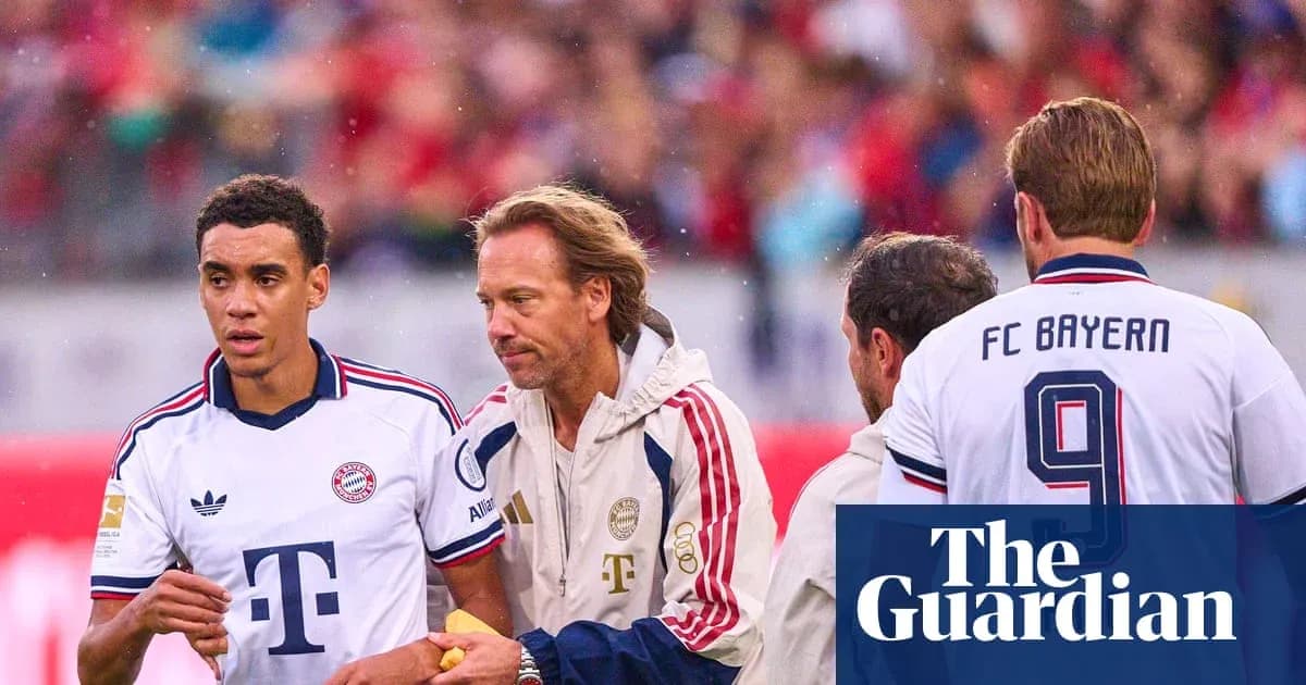 Jugador de Bayern siendo atendido por el cuerpo técnico