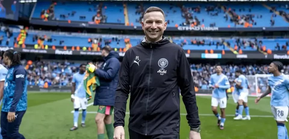 Entrenador sonriendo en el campo de juego