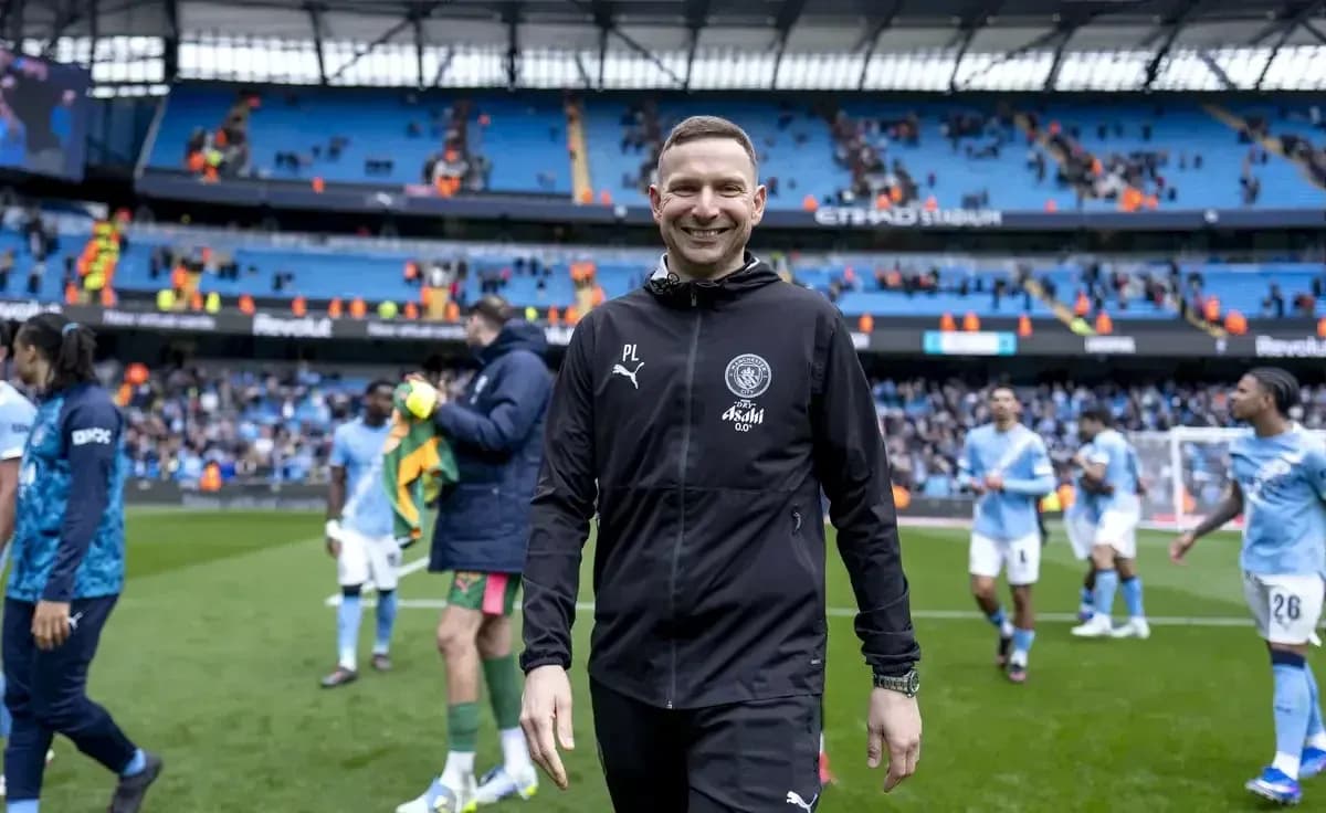 Entrenador sonriendo en el campo de juego