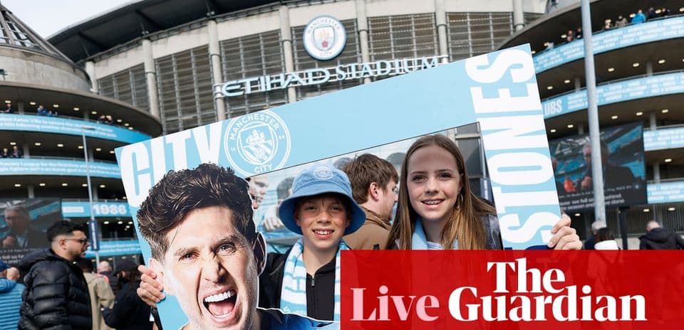 Niños sosteniendo cartel de apoyo en Etihad Stadium