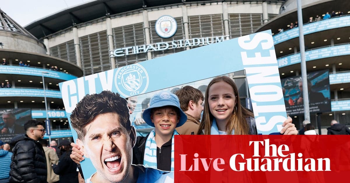 Niños sosteniendo cartel de apoyo en Etihad Stadium