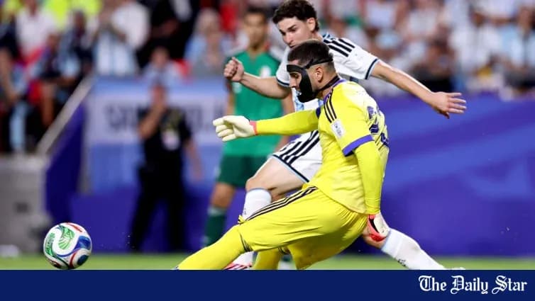 Portero despejando el balón en un partido