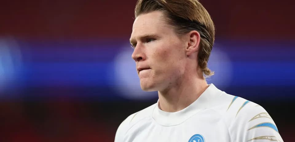 Jugador de Napoli en uniforme blanco durante partido