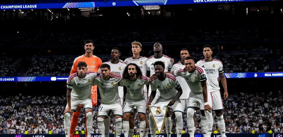 Equipo de Real Madrid posando antes del partido