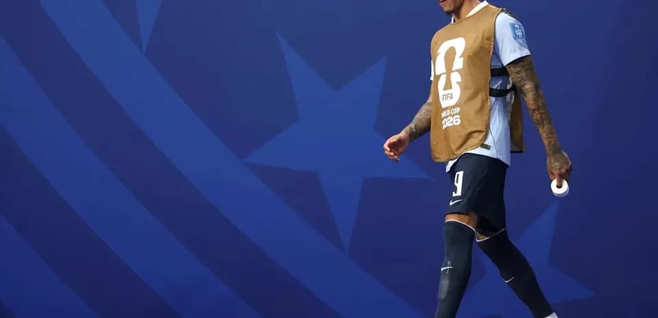 Jugador caminando con chaleco de calentamiento en el campo