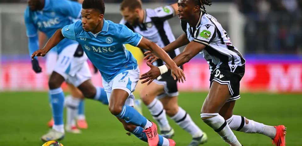 Jugadores de Napoli y Udinese en acción