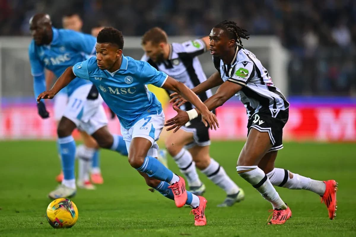 Jugadores de Napoli y Udinese en acción