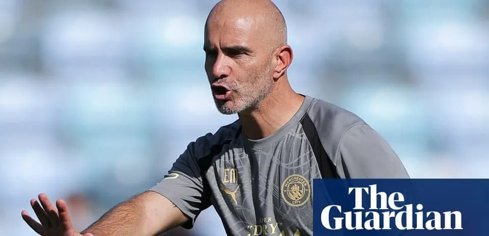 Entrenador dirigiendo a su equipo durante entrenamiento