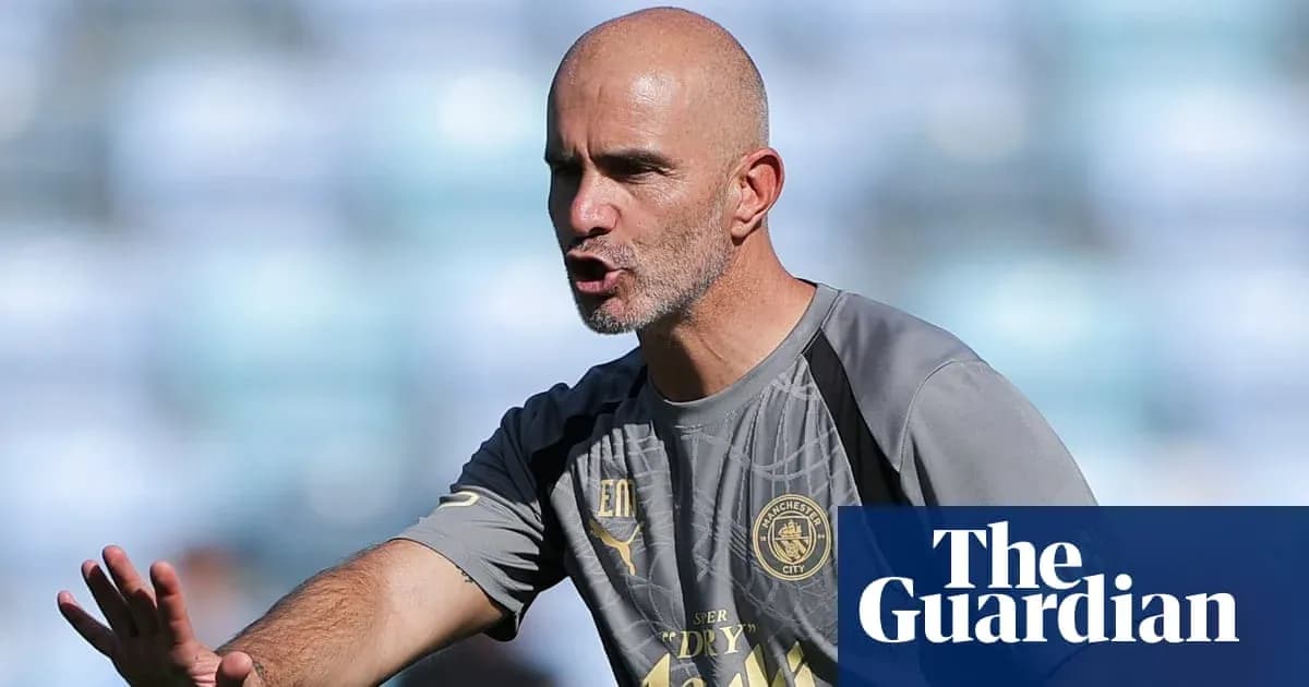 Entrenador dirigiendo a su equipo durante entrenamiento