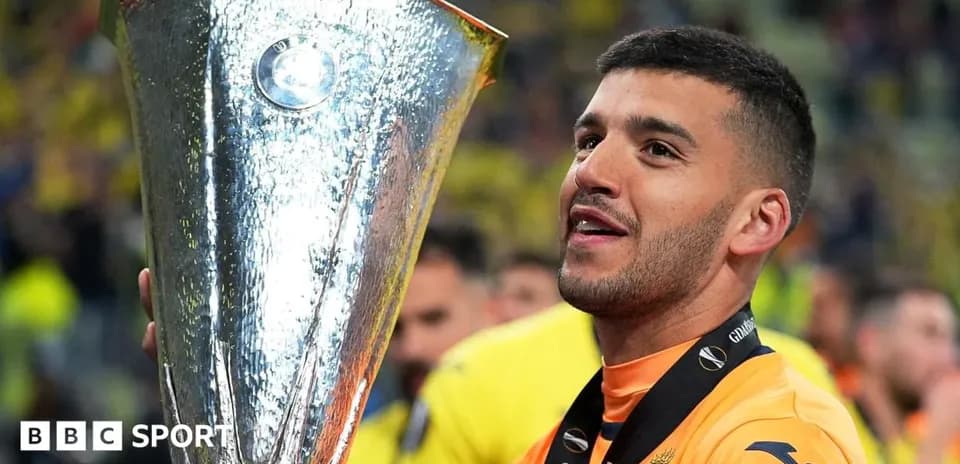 Jugador sosteniendo trofeo de la UEFA Europa League