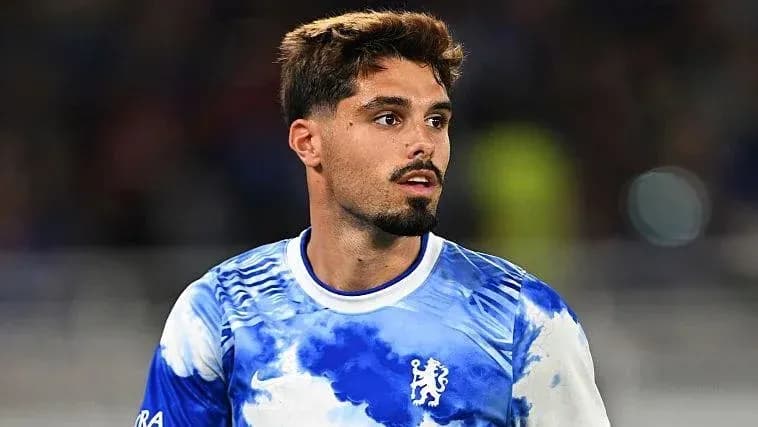Jugador de Chelsea en uniforme durante el partido