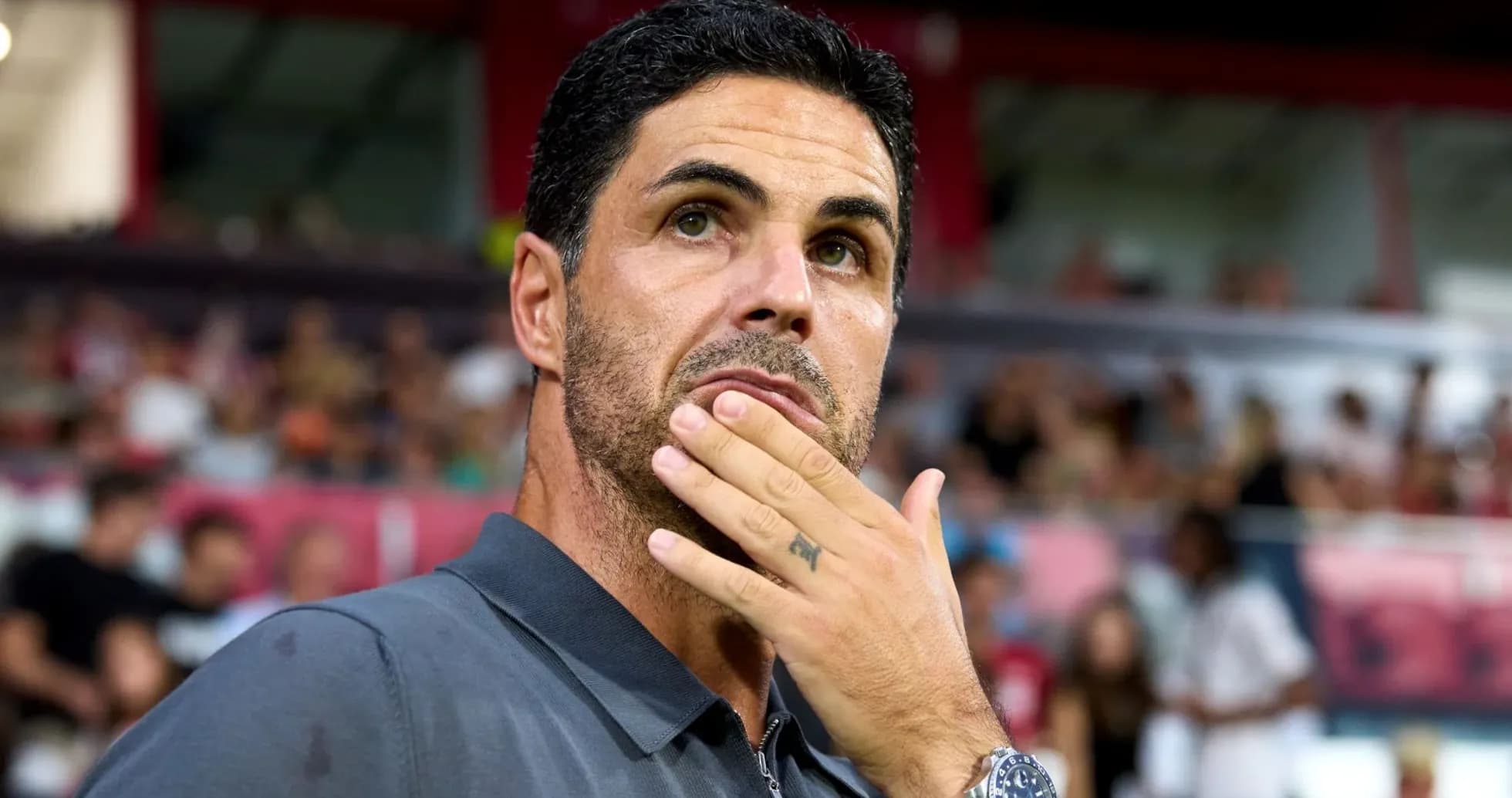 Entrenador observando desde la línea de banda