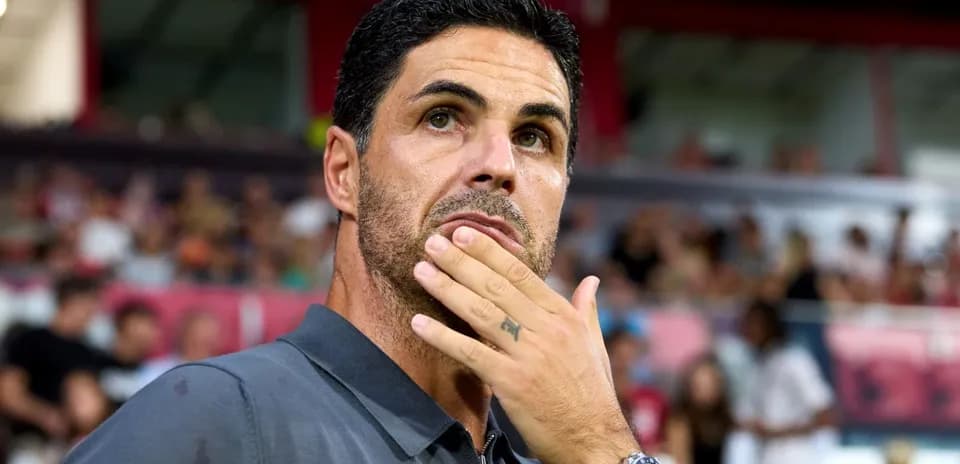 Entrenador observando desde la línea de banda