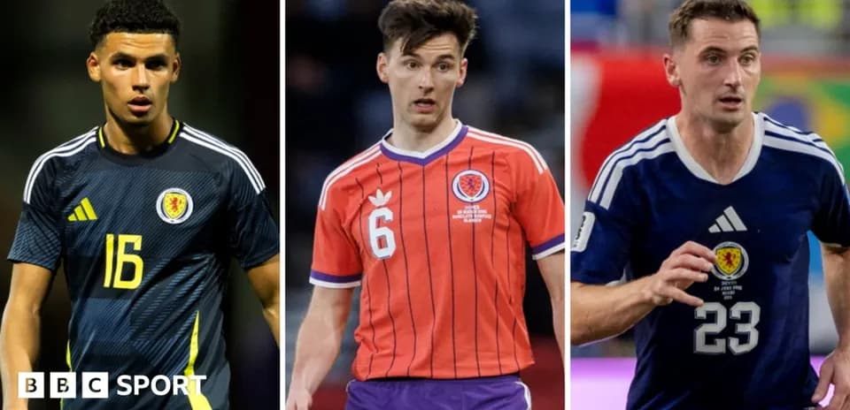 Tres jugadores escoceses en uniformes de fútbol