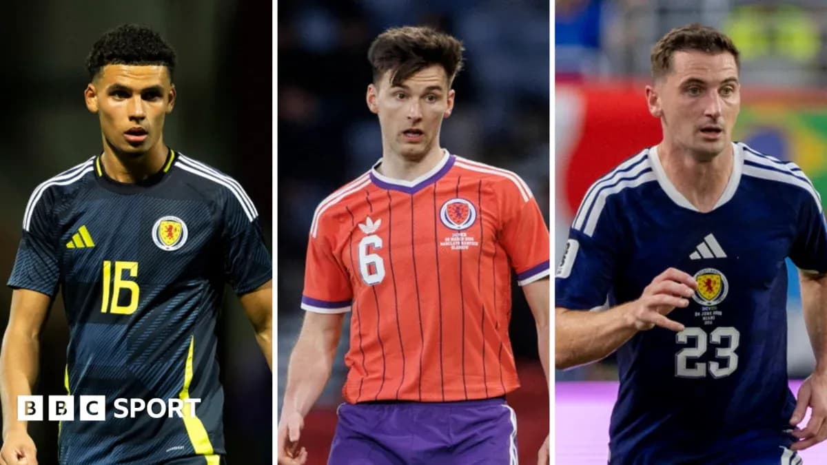 Tres jugadores escoceses en uniformes de fútbol