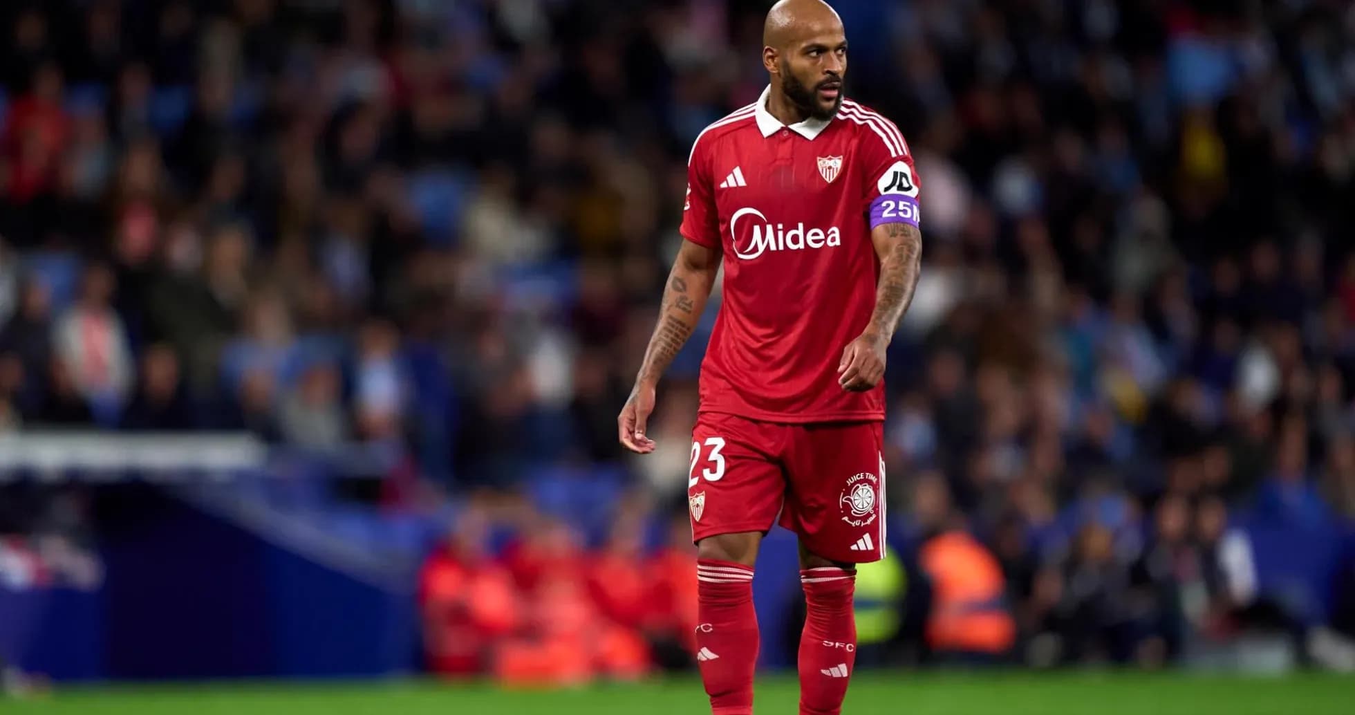 Jugador del Sevilla en acción durante el partido