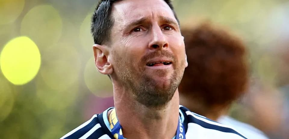 Jugador con medalla tras el partido de fútbol