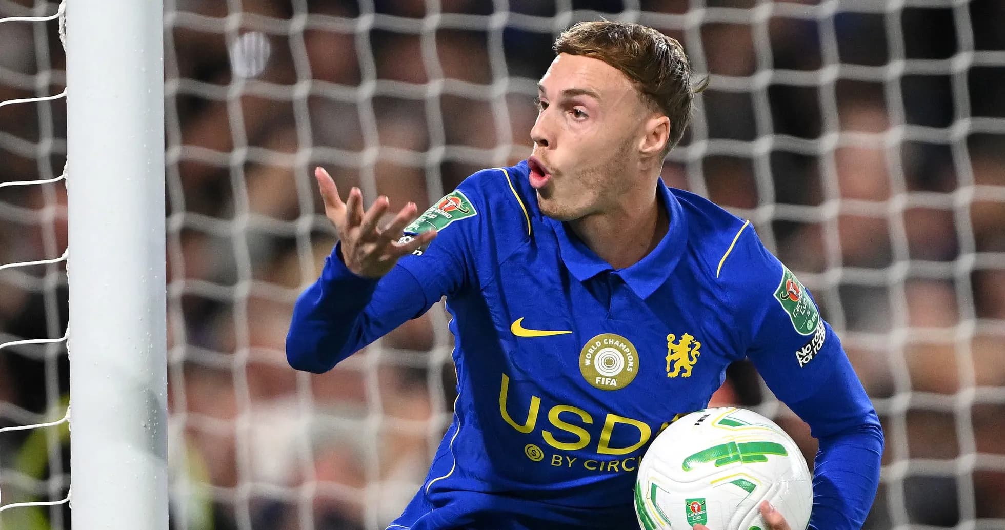 Jugador de Chelsea sosteniendo el balón en la portería