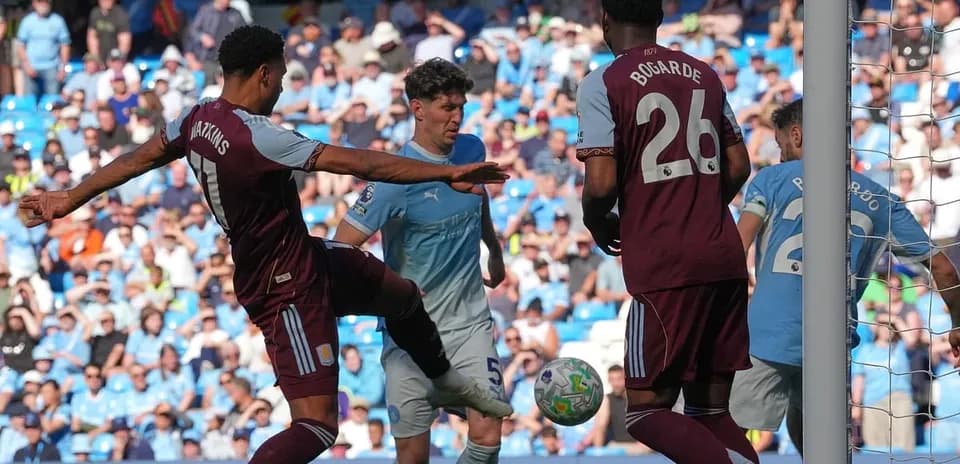 Jugadores de Aston Villa y Manchester City en acción