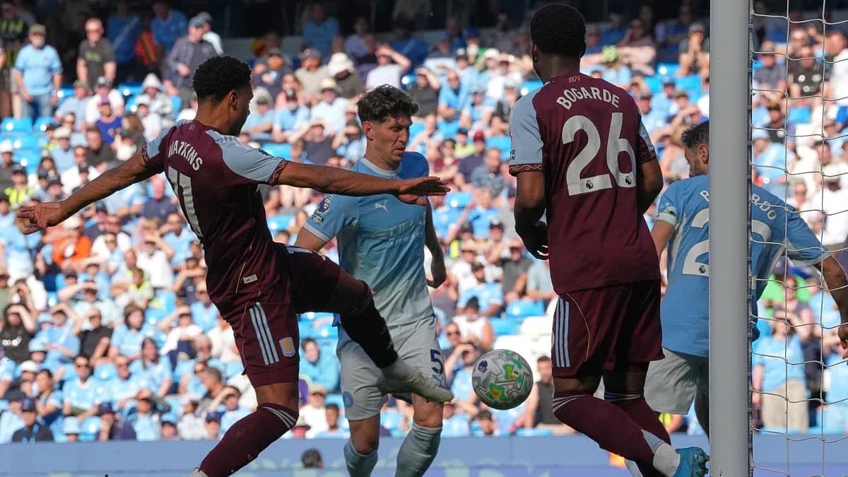 Jugadores de Aston Villa y Manchester City en acción