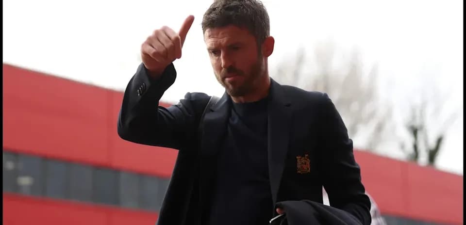 Entrenador saludando antes de un partido