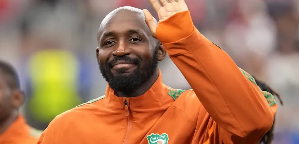 Jugador saludando antes del partido con Cote d'Ivoire