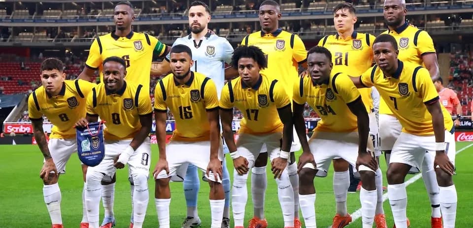 Equipo de Ecuador posando para el partido