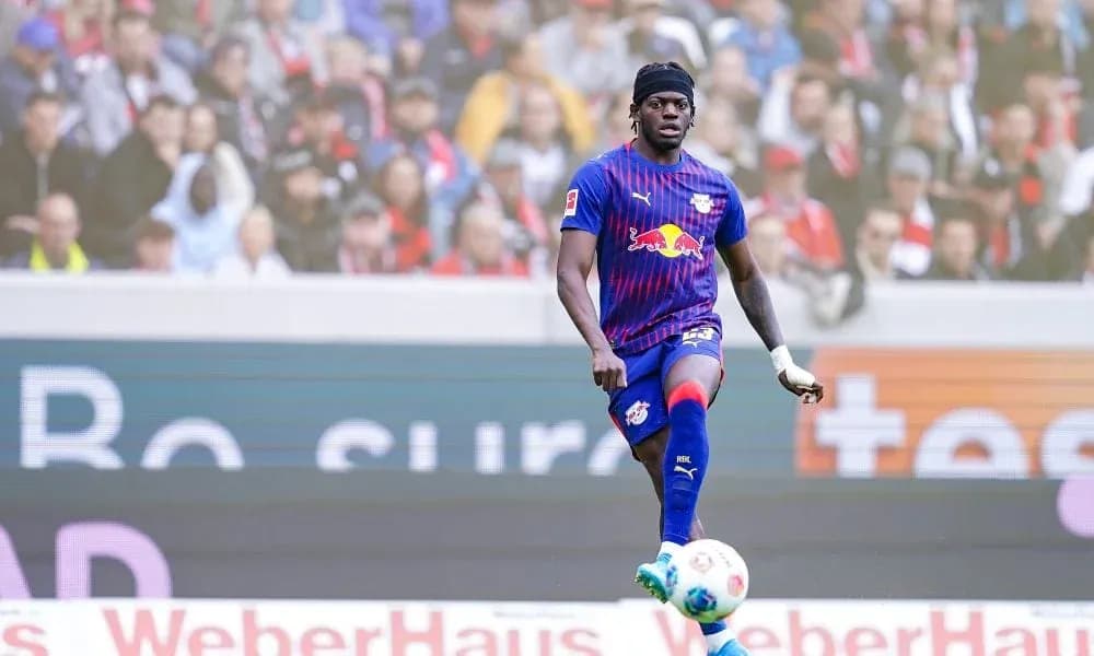 Jugador de RB Leipzig en acción durante el partido