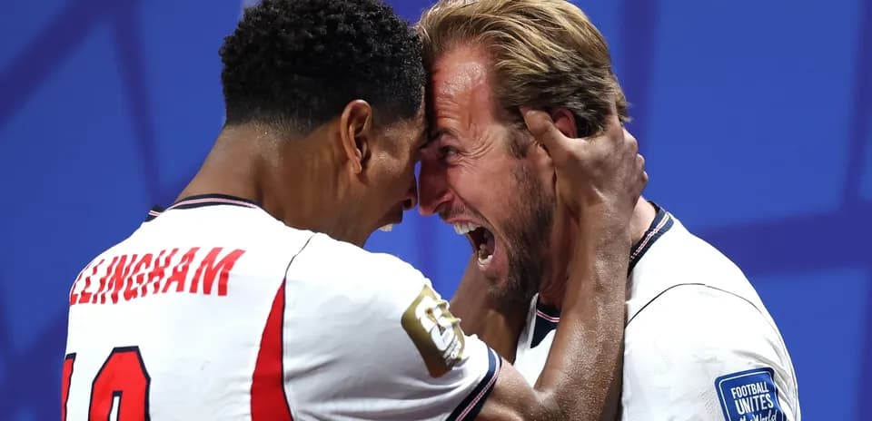 Jugadores celebrando un gol durante el partido