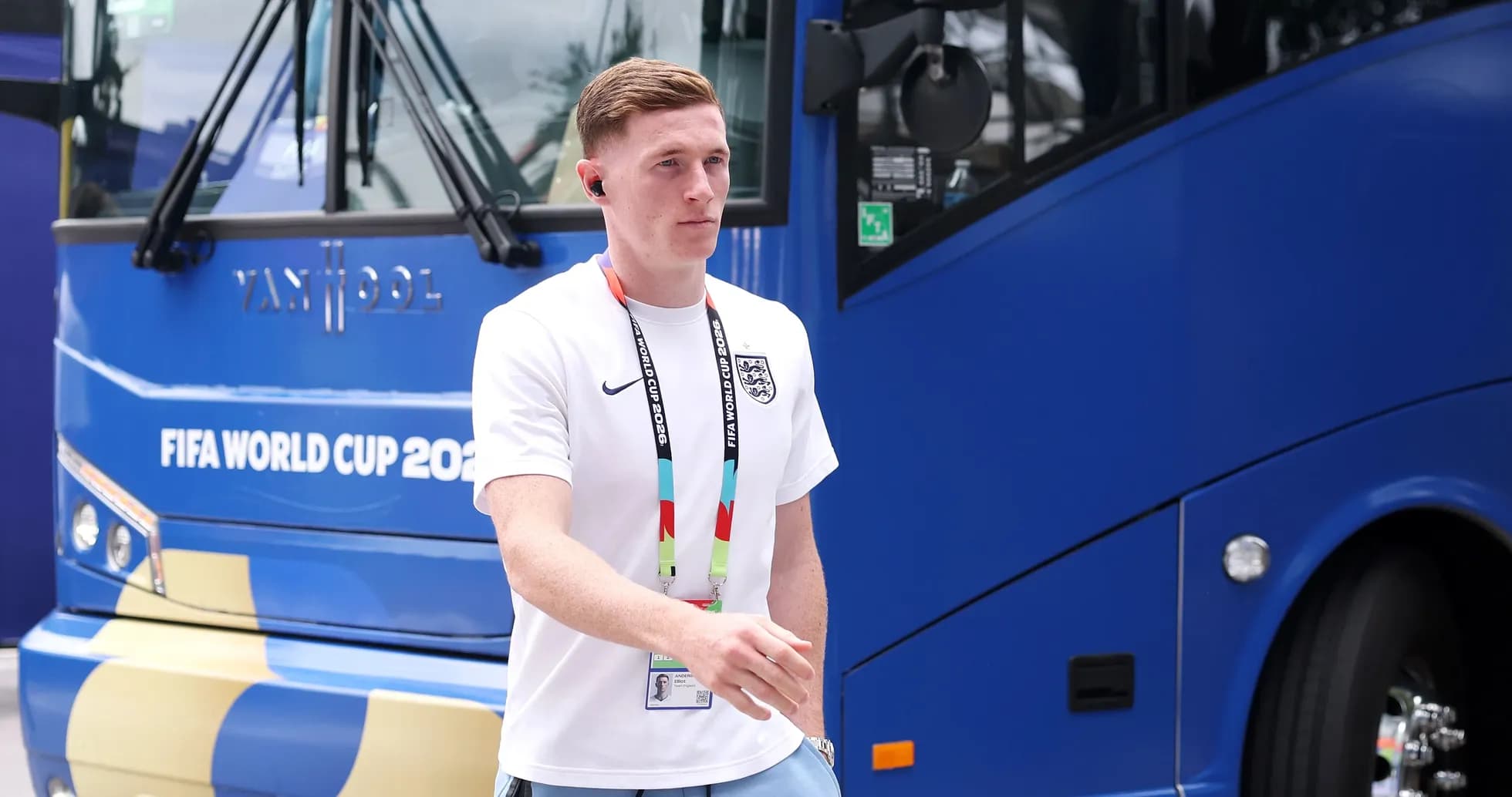 Jugador de Inglaterra llegando al autobús del Mundial