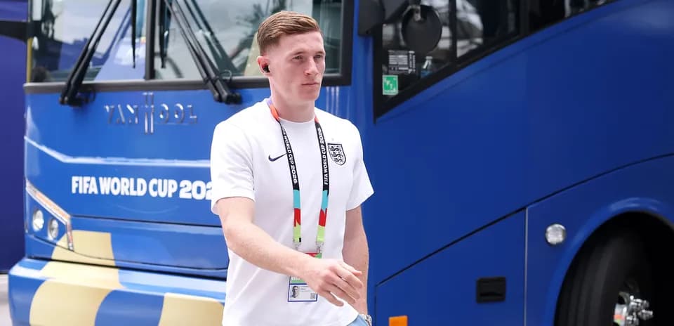 Jugador de Inglaterra llegando al autobús del Mundial