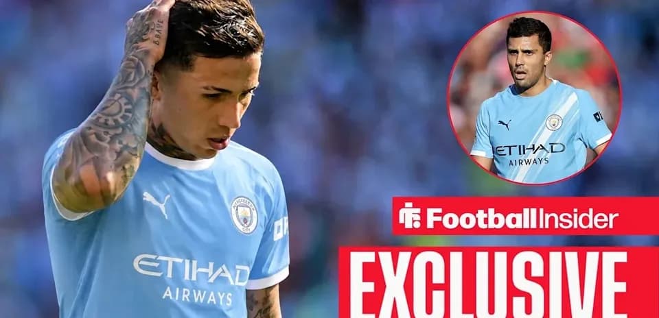 Jugador de Manchester City preocupado durante el partido