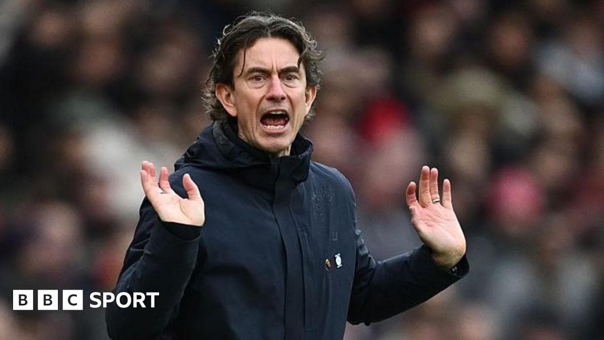 Entrenador dirigiendo a su equipo durante el partido