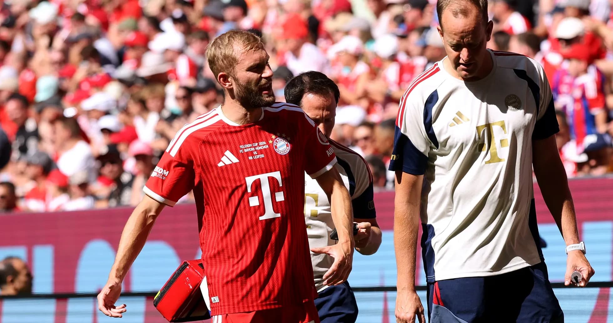 Jugador de Bayern Múnich con fisioterapeuta en el campo