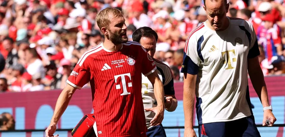 Jugador de Bayern Múnich con fisioterapeuta en el campo