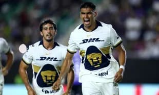 Jugadores de Pumas celebrando un gol