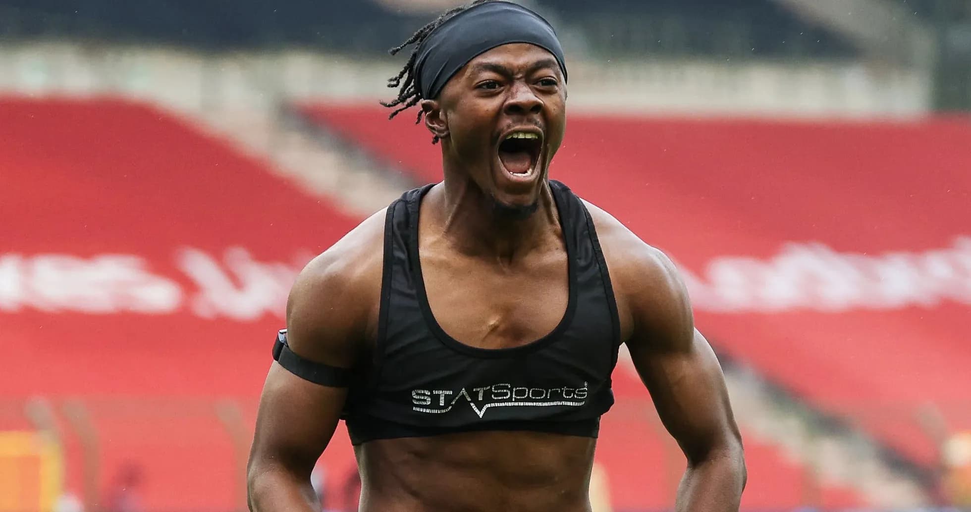 Jugador celebrando durante entrenamiento en el estadio