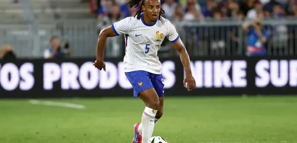 Jugador de Francia corriendo con el balón en el campo