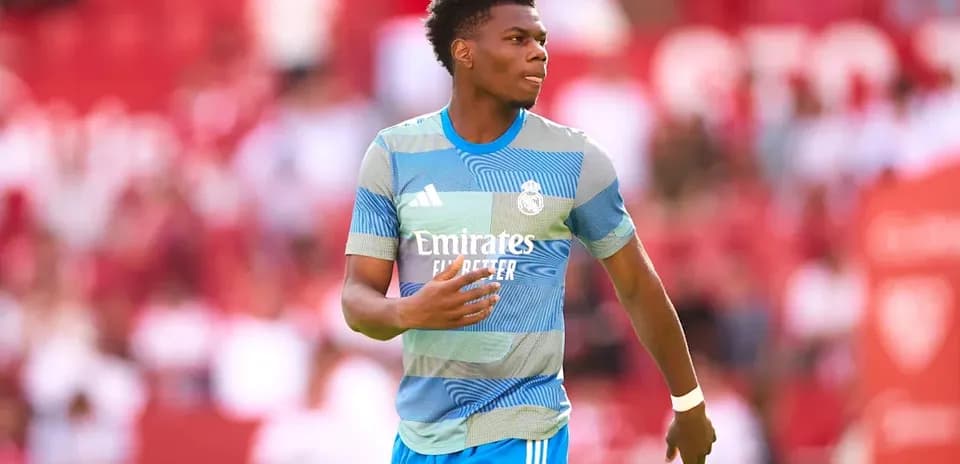 Jugador del Real Madrid calentando en el campo