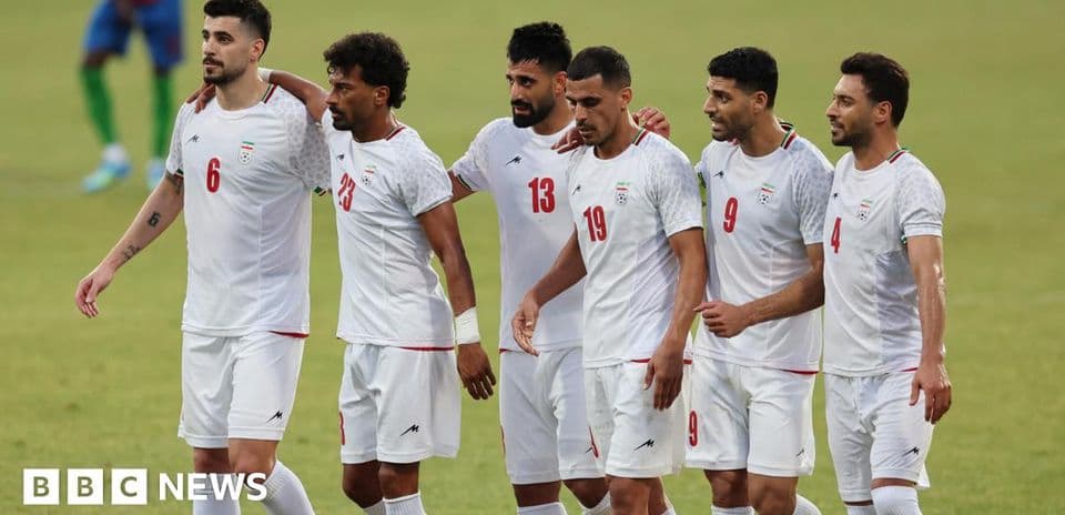Jugadores de Irán celebrando en el campo de juego
