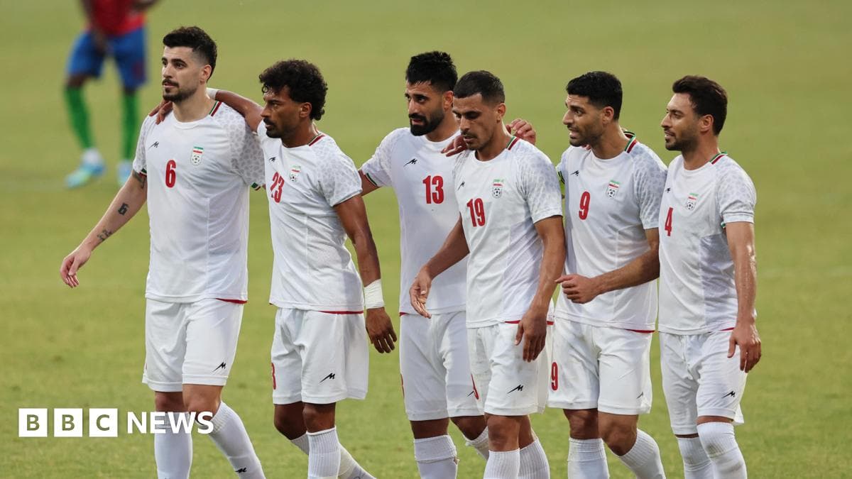 Jugadores de Irán celebrando en el campo de juego