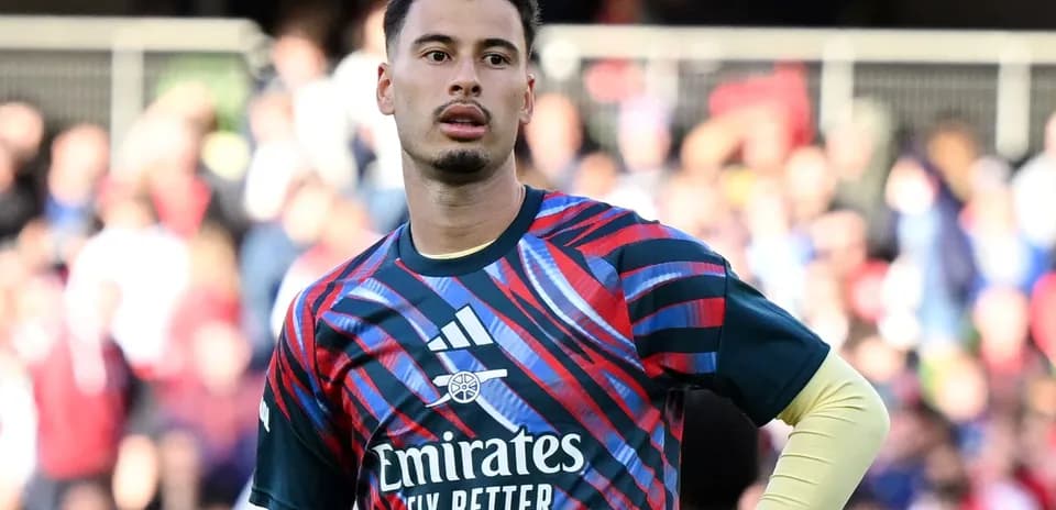 Portero con camiseta de entrenamiento de Arsenal en campo