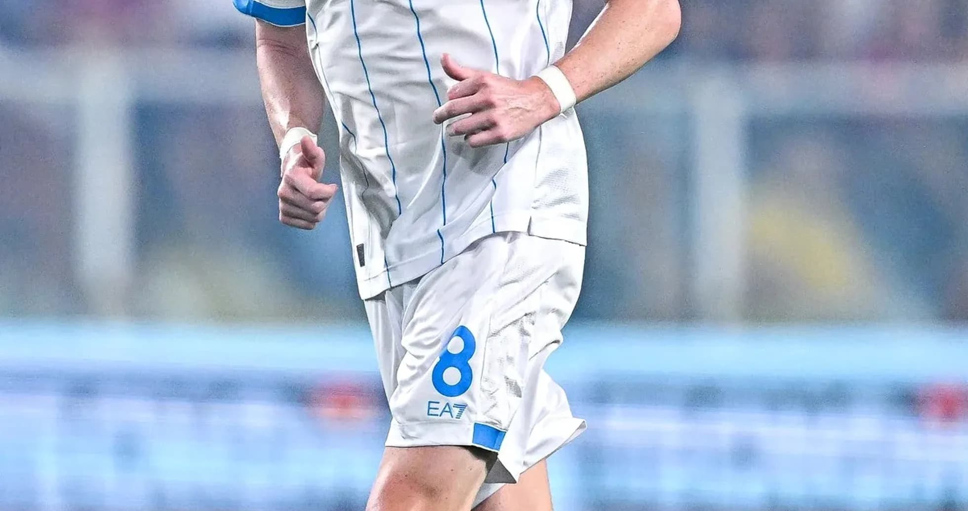 Jugador de Napoli corriendo en el campo de fútbol