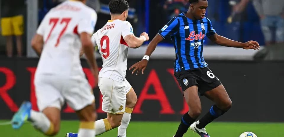Jugador de Atalanta driblando durante el partido