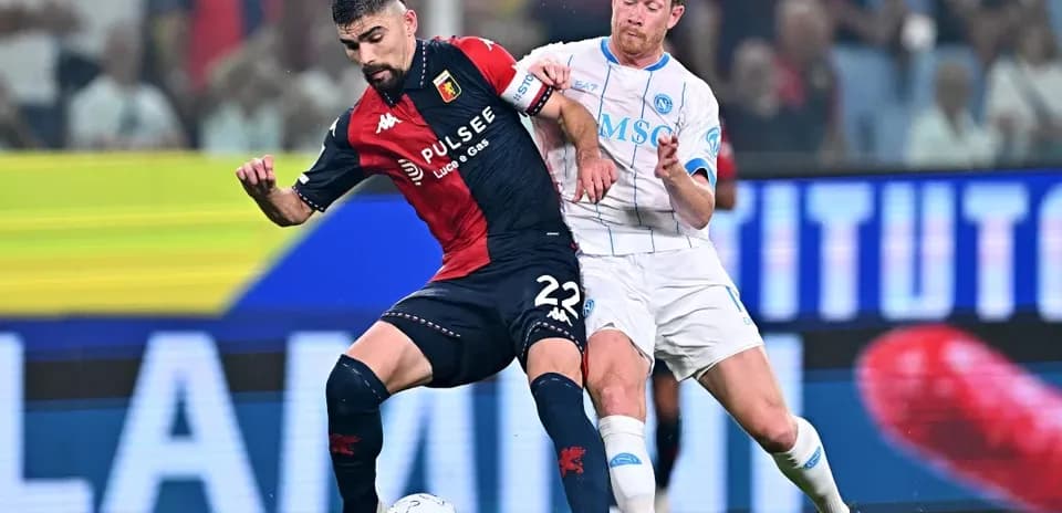 Jugador de Genoa luchando por el balón con rival