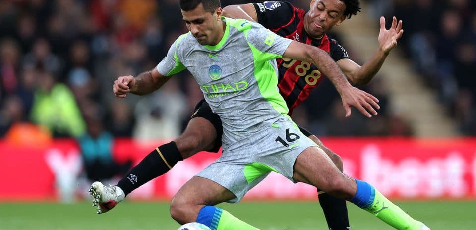 Jugador de Manchester City enfrentando a rival de Bournemouth