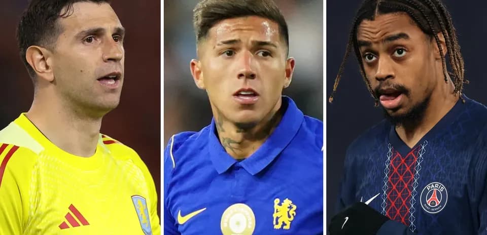 Tres futbolistas en uniformes de equipo diferentes