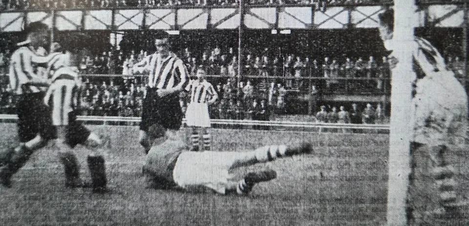 Jugador caído en el campo durante un partido de fútbol