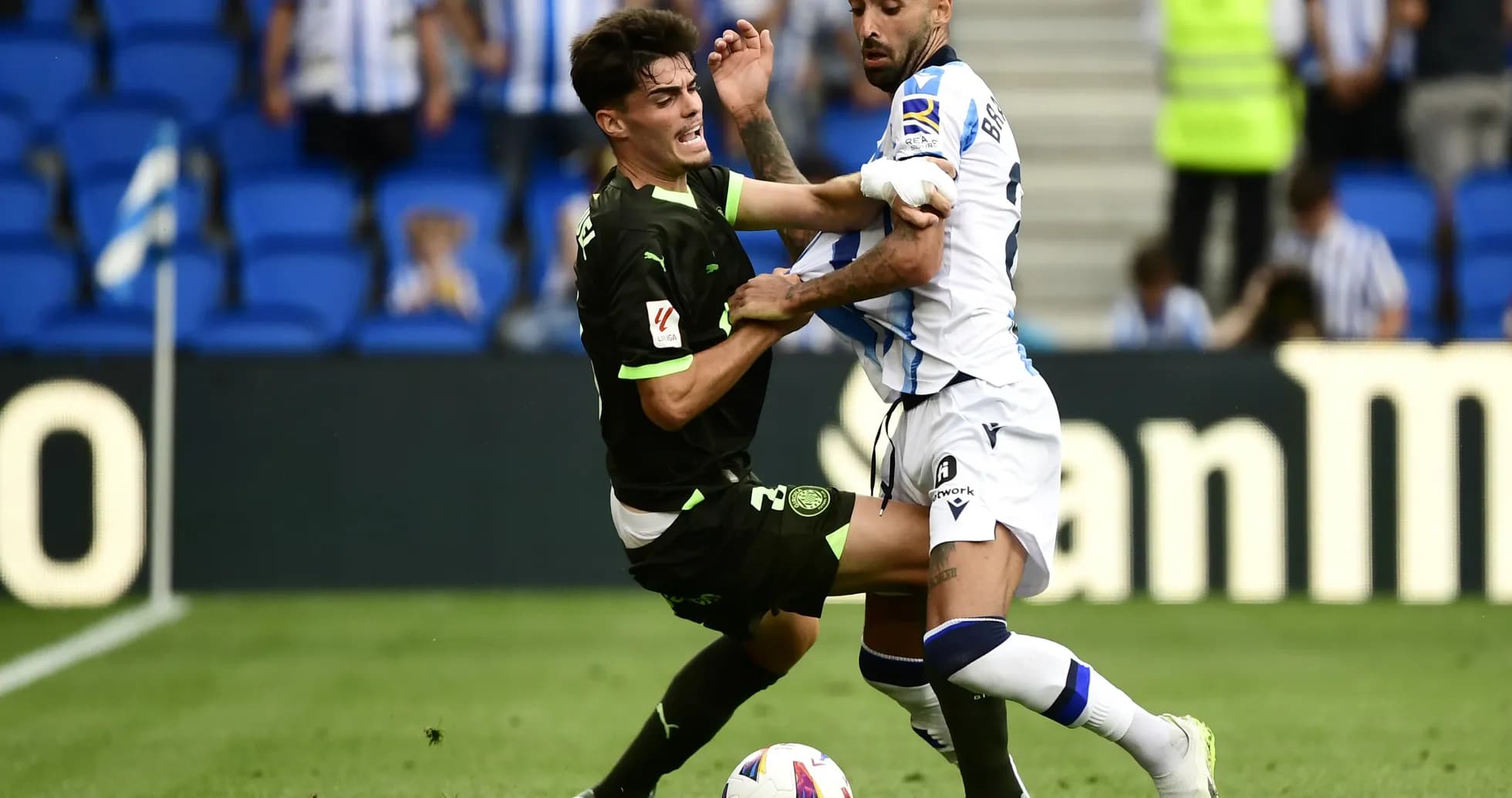 Jugadores en acción durante Girona vs Real Sociedad