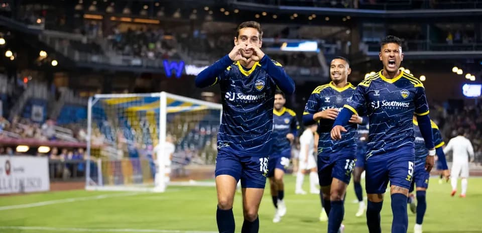 Jugadores del El Paso celebrando un gol
